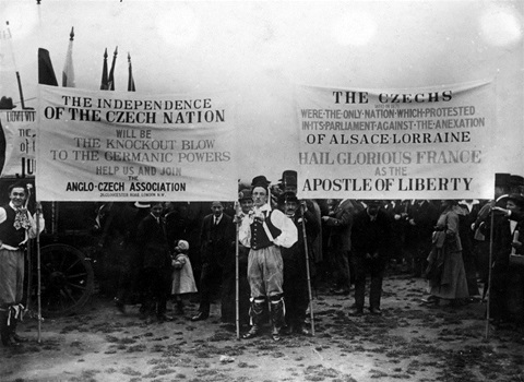 Další série studentských panelových diskusí