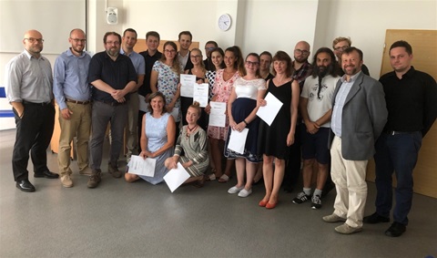 15 srpnových absolventů