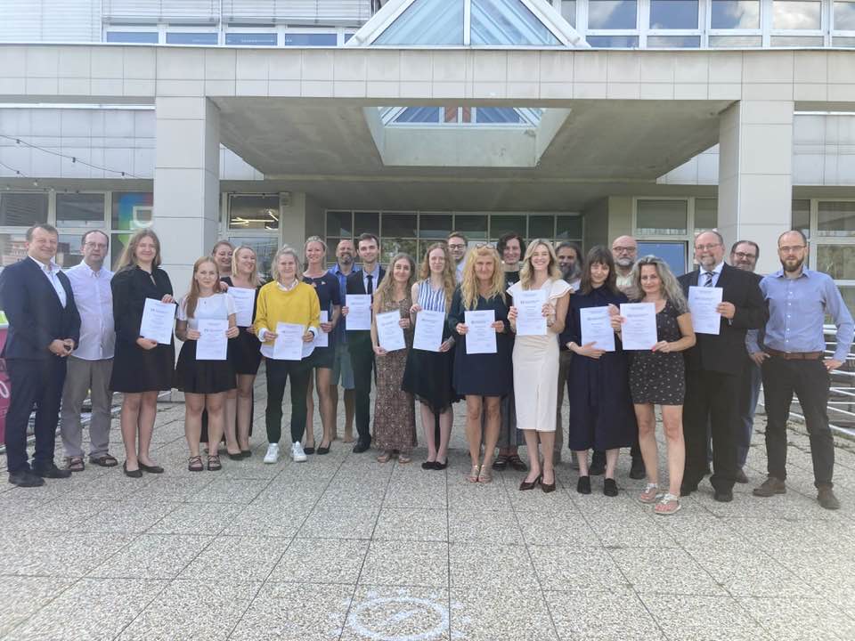 7 nových absolventů oboru Transkulturní komunikace