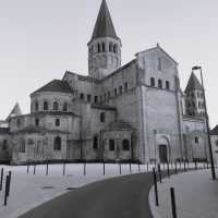 Mluvící kameny aneb cesta ke kořenům propojené Evropy – Dobrodružné putování Františka Burdy s rodinou po Francii