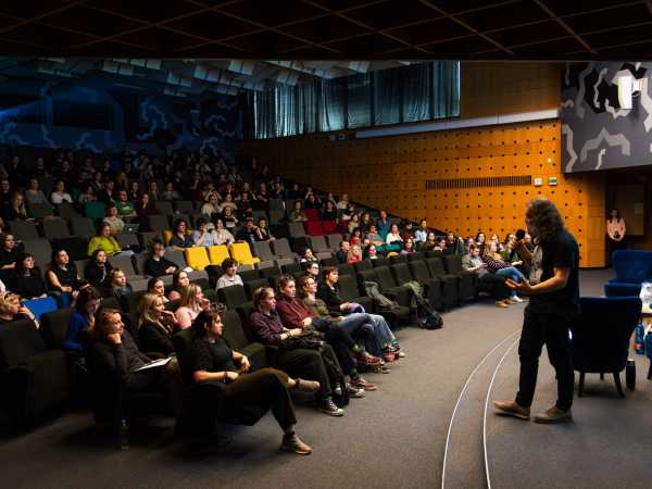  Jako pěst na oko: co skrývá vizuální smog? – report z veřejné diskuze